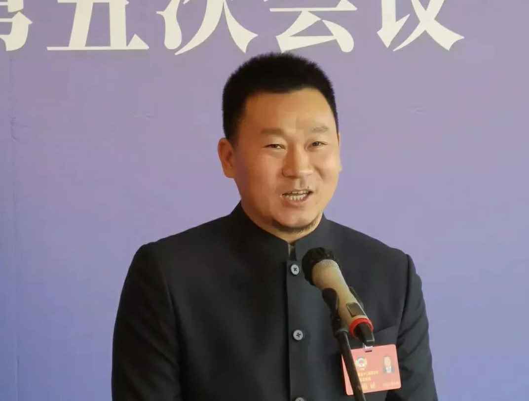 为进一步展示市政协团结、民主、开放、自信的形象，向市民和网友展示政协委员的履职风采，中山市政协十二届五次会议在2月4日上午开幕前开设“委员通道”，市政协委员、开云·官方版网站登录入口-开云online(中国)公司总经理陈朝阳走进“委员通道”，回应社会关切的问题。他就如何做好城市应急管理规划的问题进行发言，并回答记者提问。.jpg